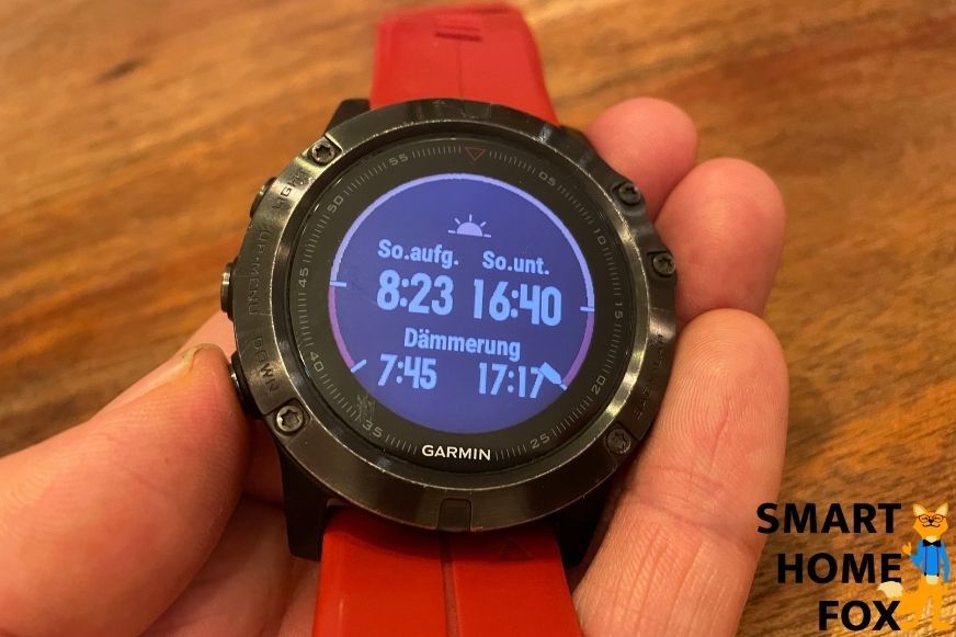 Man sieht die Smartwatch-Features auf der Garmin Fenix 5X Plus. 